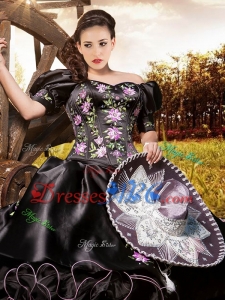 Fashionable Off the Shoulder Embroideried Black Quinceanera Dress with Short Sleeves