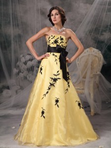 Beautiful Yellow And Black Pageant Dress Strapless Appliques Floor-length