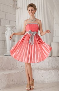 Watermelon Column / Sheath Strapless Knee-length Elastic Woven Satin Bow Sweet 16 Dress