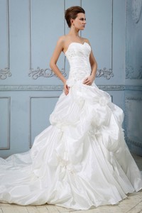 New Arrival Wedding Dress With Sweetheart Pick-ups Ball Gown Appliques And Hand Made Flower Cou