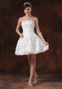 Fabric With Rolling Flower White Short Wedding Dress With Mini-length