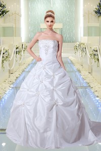 Brand New Style Strapless Wedding Dress With Embroidery
