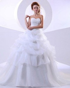 Fashionable Ball Gown Sweetheart Lace Wedding Dress With Chapel Train
