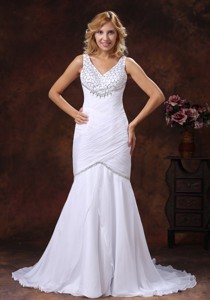 V-neck Mermaid Wedding Dress With Ruched Bodice and Beaded Decorate Bust 