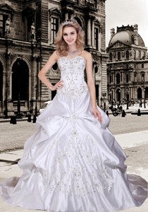 Fashionable Embroidery Wedding Dress With Chapel Train