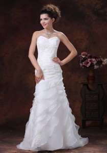 Beautiful And Ruched Bodice Wedding Dress With Appliques Sweeetheart Organza