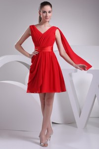 Fashionable Chiffon V-neck Ruched Red Short Graduation Dress