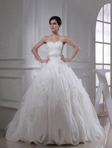 Beautiful Sweetheart Beading And Appliques Wedding Dress In White