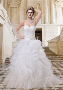 Fashionable Straples Wedding Dress With Court Train