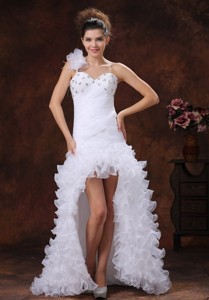 Hith-low Beaded Decorate Bust Wedding Dress With Ruched Bodice And Ruffles