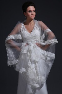 Exquisite V-neck Lace Appliques Wedding Dress With Court Train