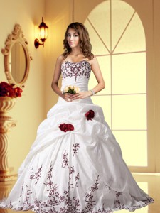 Elegant Ball Gown Sweetheart Brush Train Wedding Dress with Embroidery 