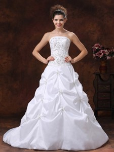 Embroidery Bodice And Appliques Wedding Dress With Strapless