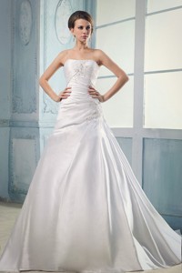 Elegant Wedding Dress With Appliques And Ruching Court Train