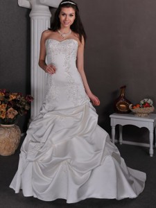 Elegant Sweetheart Court Train Taffeta Appliques With Beading Wedding Dress