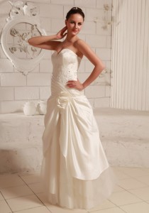 Fashionable Sweetheart Wedding Dress With Ruch And Beading Hand Made Flower Taffeta