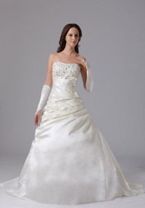 Custom Made Appliques And Ruch Roamntic Wedding Dress With Court Train
