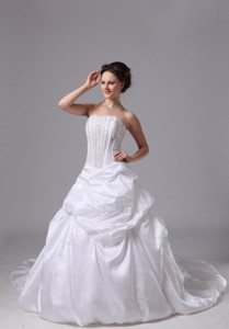 Luxurious Pick-ups and Appliques Wedding Dress With Chapel Train Taffeta For Custom Made In Carrollt
