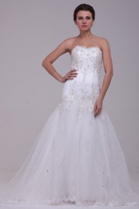 Sweetheart Tulle Appliques Tulle Wedding Dress With Court Train