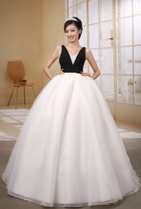 Custom Made Black and White Ball Gown Wedding Dress With V-neck Neckline Floor-length In Bad Nauheim