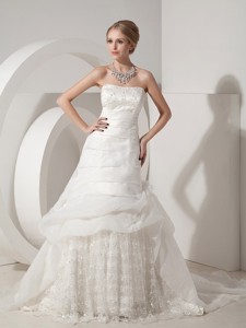 Beautiful Strapless Chapel Train Organza And Lace Appliques Wedding Dress
