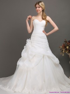 White Sweetheart Ruching Bridal Gowns with Chapel Train and Hand Made Flower 