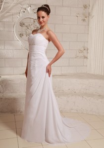 Ruch And Appliques Sweetheart Chiffon Wedding Dress With Court Train