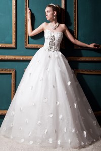 Beautiful Ball Gown Sweetheart Floor-lengthTulle Beading and Appliques Wedding Dress 