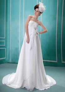 Sweet Appliques Decorate Bust Wedding Dress With Chiffon Strapless Beading