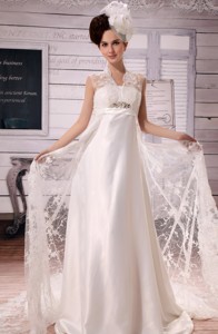Luxurious Clasp Handle Lace Wedding Dress With Chapel Train Applqiues With Beading 