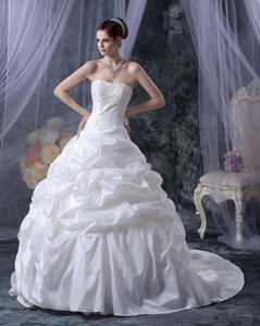 Romantic Ball Gown Strapless Wedding Dress With Appliques
