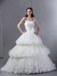 Classical Strapless Wedding Dress With Ruffles And Ruching