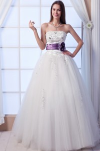 Luxurious Strapless Floor-lengthtulle Beading Wedding Dress