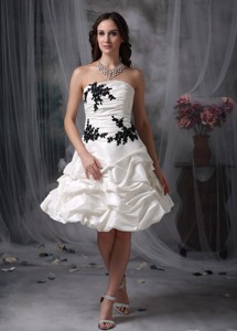 Lovely Strapless Knee-length Appliques And Ruch Wedding Dress