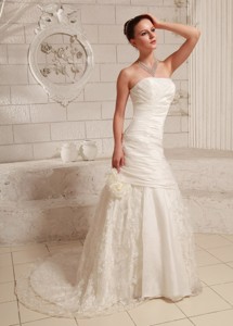 Hand Made Flower And Ruch Customize Wedding Dress With Court Train Taffeta And Lace