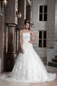 Beautiful Sweetheart Chapel Train Lace Beading Wedding Dress