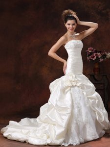 Champagne Mermaid And Ruched Bodice Wedding Dress With Lace Decorate Bust Hand Made Flowers