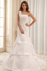 Luxurious Mermaid One Shoulder Wedding Gowns With Ruffled Layers and Appliques 