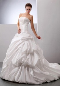 Luxurious Wedding Gowns With Pick-ups Appliques Decorate Bust For Wedding Party In