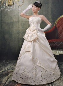 Joensuu Finland Champagne Applqiues Decorate Strapless Wedding Dress With Bows Satin In