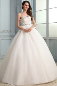 Sweetheart Beading and Pleats Floor-length Wedding Dress in Ball Gown 
