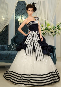 Navy Blue And White Pick-ups Strapless Sweep Modern Wedding Dress With Organza For Customize