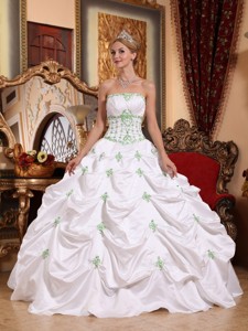 White Ball Gown Strapless Floor-length Taffeta Appliques Quinceanera Dress