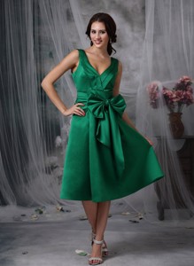 Elegant Dark Green Knee-length Dama Dress V-neck Satin Bow Tea-length