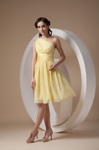 Custom Made Light Yellow Cocktail Dress Column / Sheath One Shoulder Chiffon Ruch Knee-length