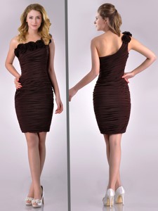 Simple Column One Shoulder Hand Crafted And Ruched Side Zipper Short Dama Dress In Brown