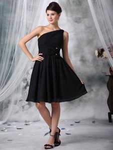 Black Princess One Shoulder Knee-length Chiffon Handle-made Flowers Bridesmaid Dress