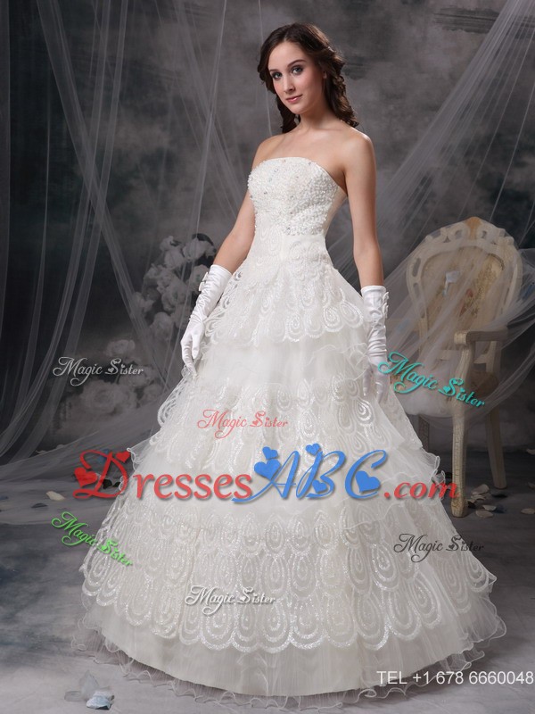 Fashionable Strapless Floor-length Taffeta And Lace Wedding Dress