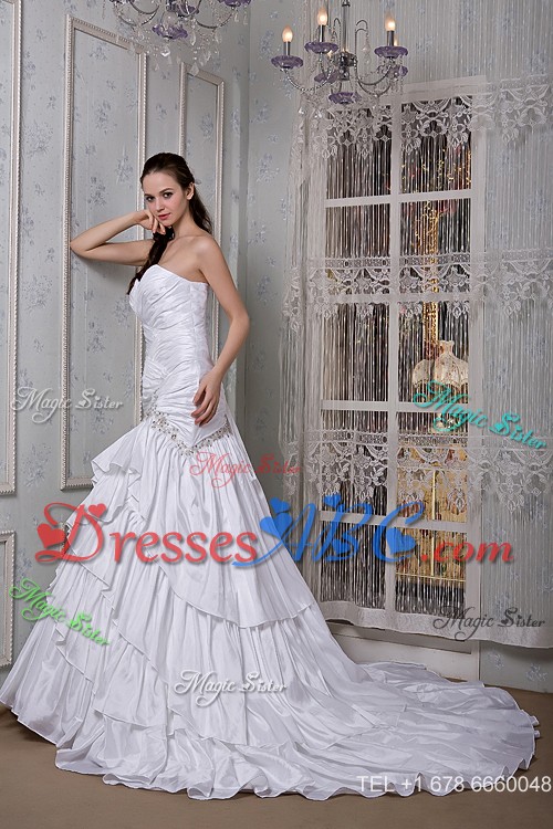 Luxurious Sweetheart Brush Train Taffeta Appliques Wedding Dress